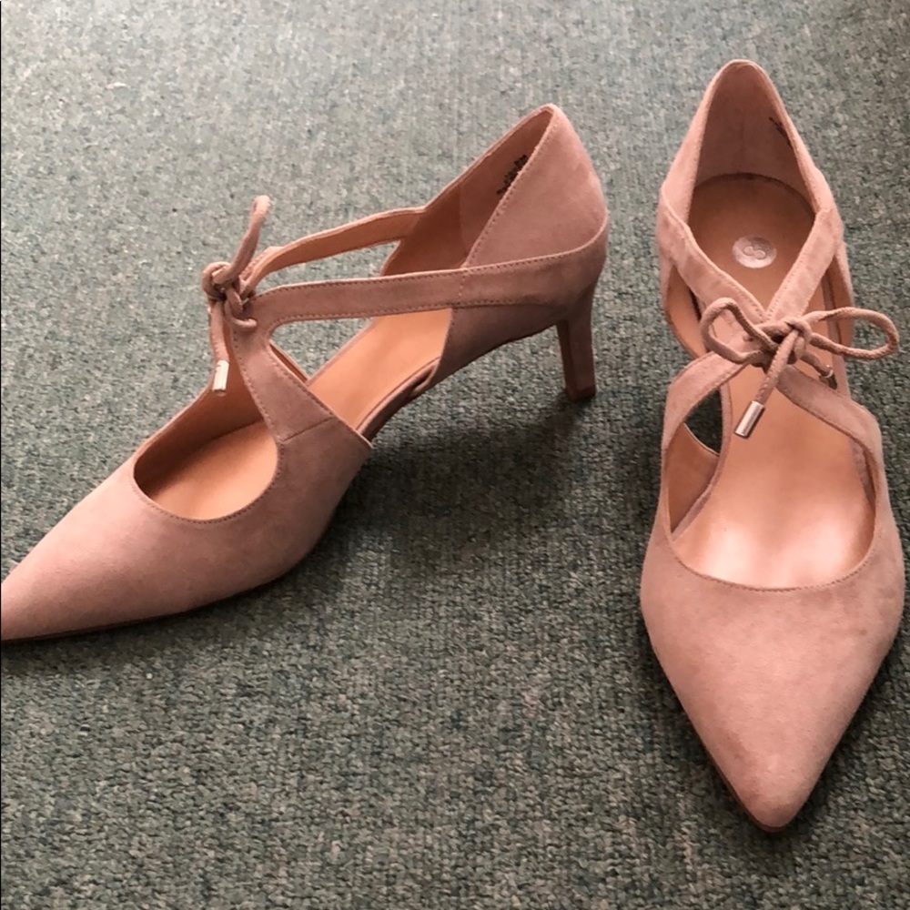 Nude kitten heel, closed toe